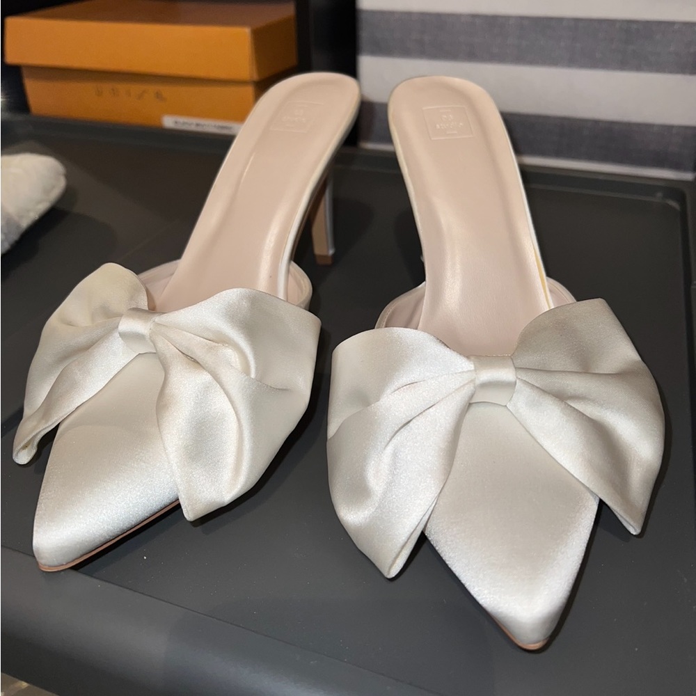 White closed toe heels with bow